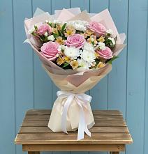 Букет цветов из:  Гвоздики, Орхидеи и Розы в Кашино