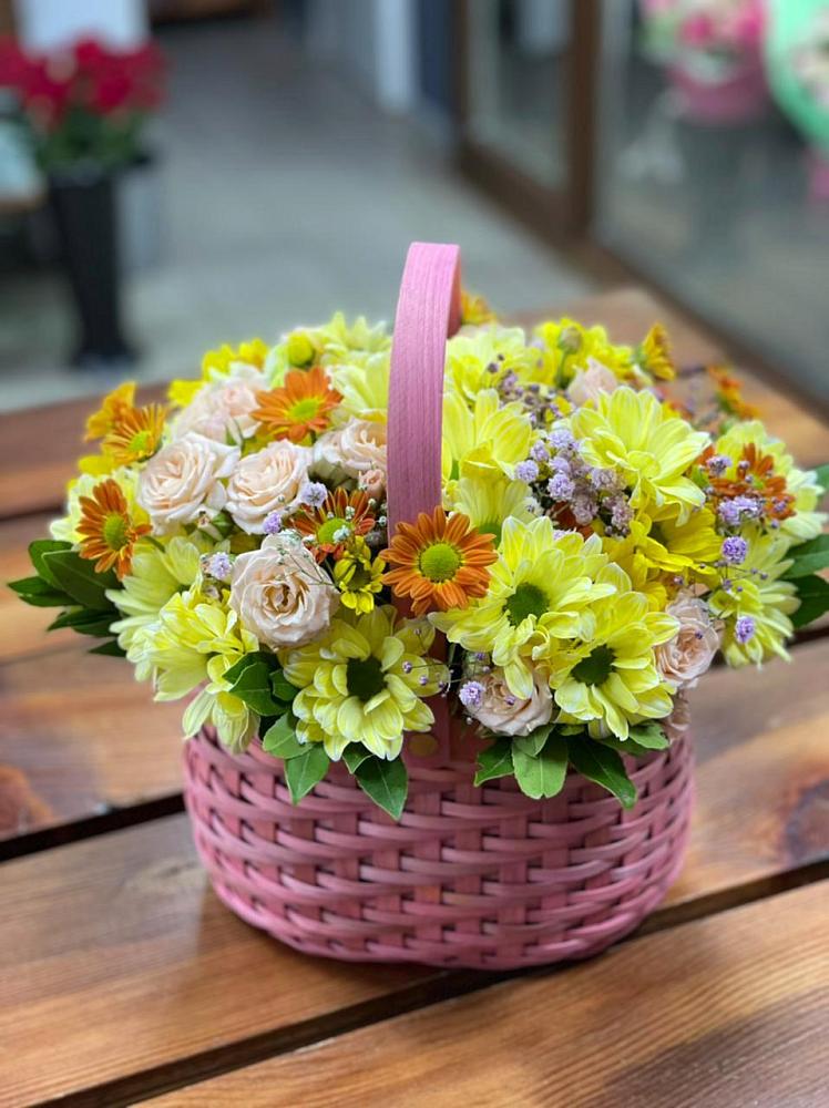 Цветочная композиция из Хризантемы и Розы в корзине в Кашино