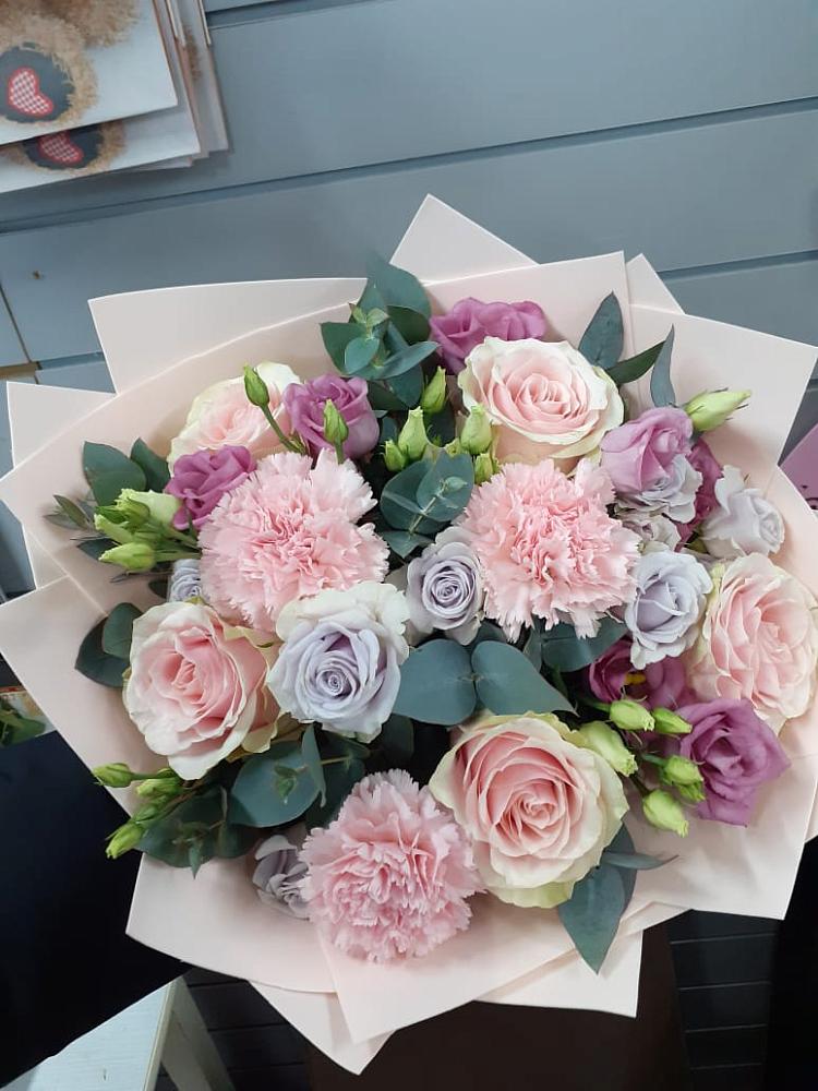 Букет цветов из: Розы, Гвоздики и Лизиантусы в Кашино